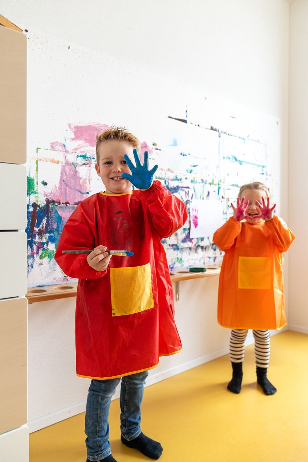 Kinder im Spielzimmer der Kita am malen