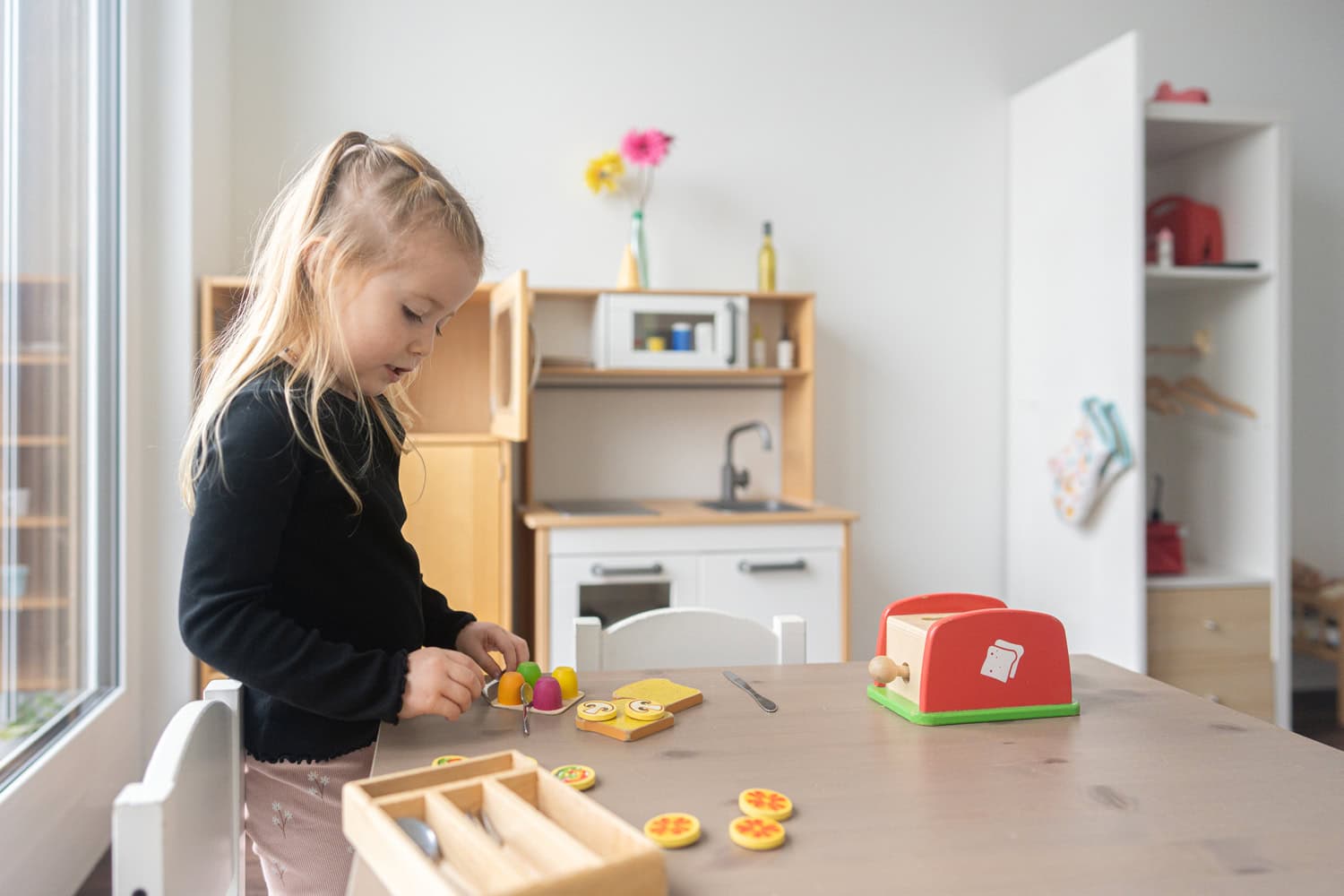 Mädchen am spielen in der Kinder-Küche der Kita Wonderwält